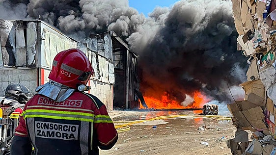 El incendio de la planta de tratamiento de residuos de Roales del Pan obliga a cortar un carril de la A-11