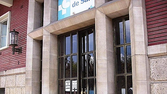 Casi dos años de espera de un adolescente leonés para una cita con el oftalmólogo