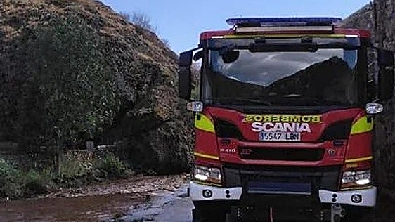 La tromba de agua en el Bierzo provoca el arrastre de varios vehículos y deja «incomunicado» Bouzas