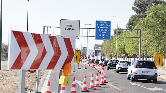 Retenciones e incertidumbre en la carretera entre Laguna y Valladolid por las obras del viaducto de Los Tramposos