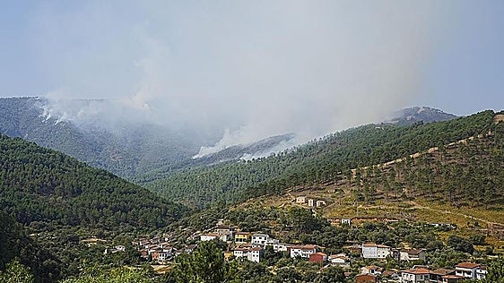 El gran incendio de Extremadura estrena frente en Salamanca: declarado nivel 1 por previsión de «más de 12 horas para estabilizarlo»
