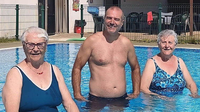 Dos hermanas octogenarias de Cuenca de Campos cumplen su sueño de aprender a nadar