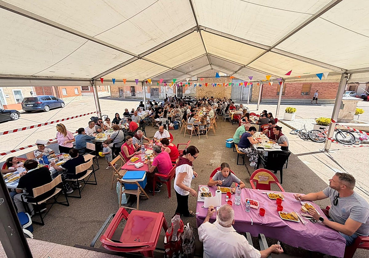 Participantes en la comida de hermandad en Gallegos de Hornija