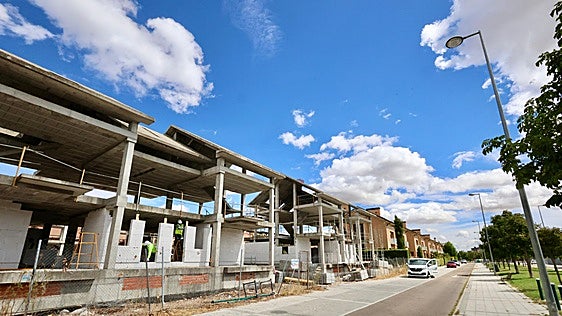 Sareb retoma la construcción de quince chalés de El Peral abandonados desde hace casi veinte años