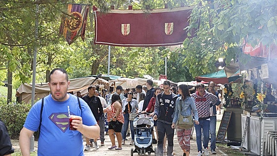 El Mercado Medieval reúne a más de cien expositores en torno a la artesanía, la gastronomía, el espectáculo y la historia