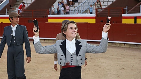 El madrileño Óscar Campos triunfa en la clase práctica de San Antolín cortando dos orejas