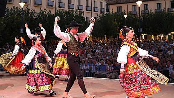 El baile con raíces y mestizaje cultural despide A Concejo