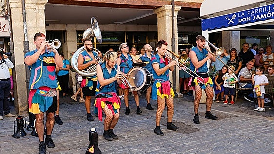 Otro ingrediente del menú festivo: la música en la calle