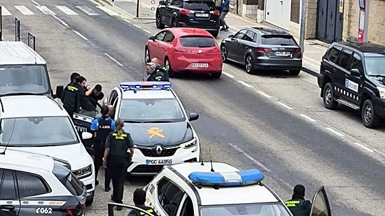 La Guardia Civil detiene a punta de pistola a un hombre en un bar de Santibáñez de la Peña