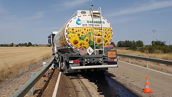 Derrame de combustible de un camión accidentado en la P-431 entre Santoyo y Frómista