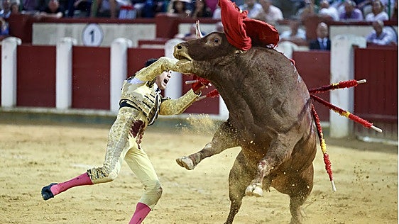 Un estoconazo de Marco Pérez vale la única oreja ante toros desrazados