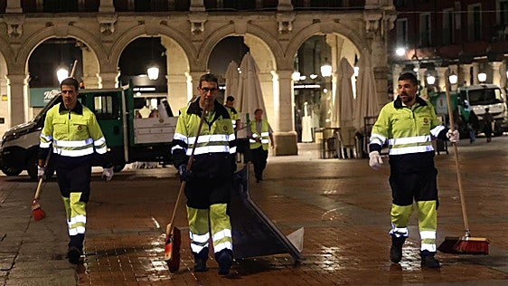 Los héroes de la noche en Valladolid: «En los conciertos de la Plaza Mayor se generan muchísimos residuos»