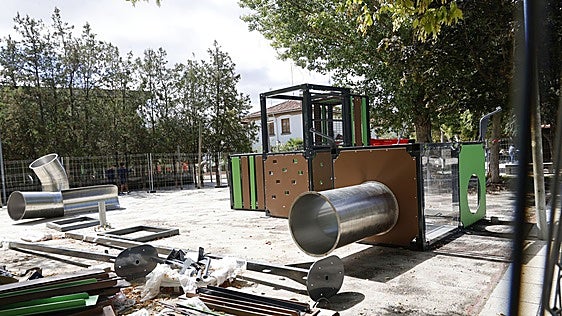 La zona infantil del Salón en obras recibe elementos de la futura estructura de cubos y toboganes