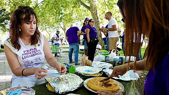 La tortilla de la Peña Comuneros, la mejor del concurso organizado en el Paseo del Cauce