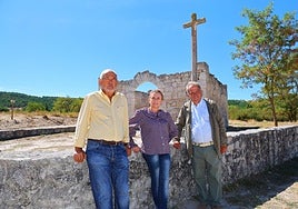 Miguel Sastre, Chari Aguado y Ramón Martínez, frente a la Ermita del Humilladero.