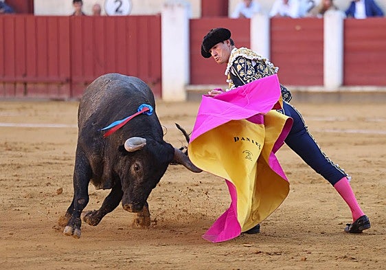 La corrida de toros de Manuel Escribano, Daniel Luque y Aarón Palacio, en imágenes (1/2)