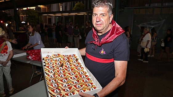 Las peñas estrenan su primer dulce oficial: 1.500 pastelitos 'peñeros' en Plaza España