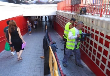 Los operarios colocan la celosía antipintadas en la boca del túnel peatonal de Arco de Ladrillo, del lado de Puente Colgante.
