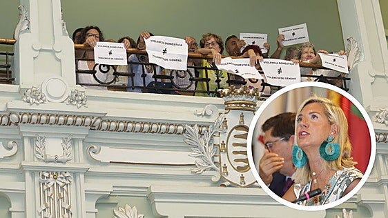 Irene Carvajal y feministas se intercambian gritos de «fascista» y «violentas» durante el Pleno