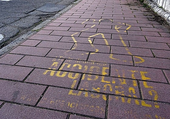 Imagen de archivo de una silueta en la calle Daniel del Olmo de Valladolid para protestar contra los accidentes laborales.