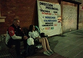 Los padres de Matías Cubillo, esta pasada noche ante el edificio de Educación de Palencia.