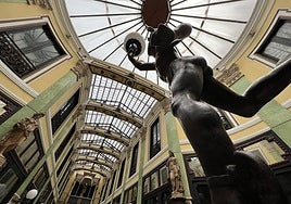 Vista de la cúpula de cristal del Pasaje Gutiérrez con su estatua de Mercurio, dios romano del comercio.