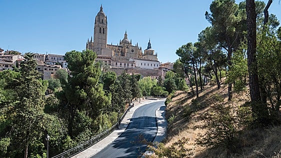 IU cuestiona el asfaltado de la Cuesta de los Hoyos por su impacto sobre el patrimonio