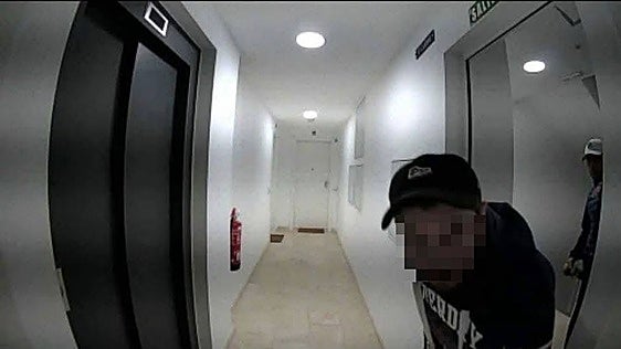 ¿Puedo instalar una mirilla digital en la puerta de acceso a mi casa?