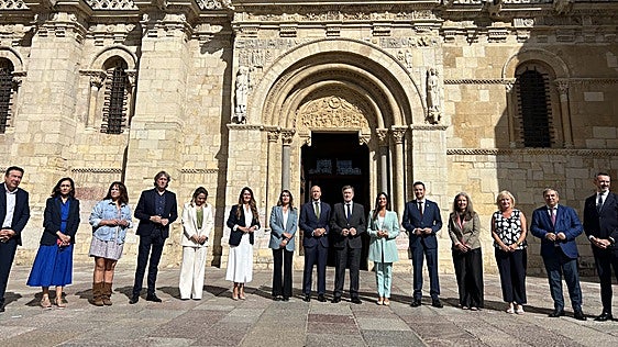 Aroma electoral y regreso a 2016 en el viaje de la Mesa de las Cortes y los portavoces a León