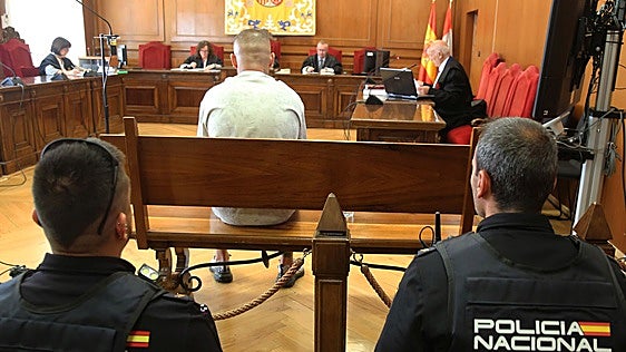 Condenado a tres años y medio de prisión el hombre que apuñaló a un joven en un bazar de Segovia