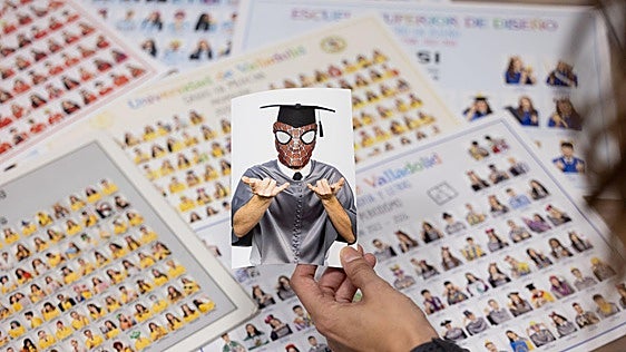 La moda de las orlas universitarias cómicas en Valladolid: «Muchos prefieren enmarcar esta foto y no la clásica»