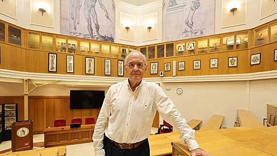La eminencia en Cirugía Vascular de Valladolid que sigue investigando tras jubilarse: «Vengo a diario a la Facultad»