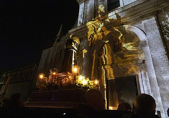 La procesión centenaria dedicada a San Francisco innova con un videomapping