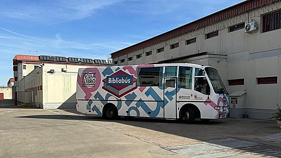 El bibliobús de la Diputación llega a la cárcel de Valladolid