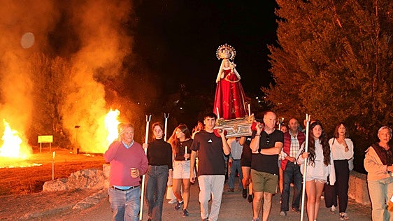 Multitudinaria procesión al resplandor de las hogueras en Palenzuela
