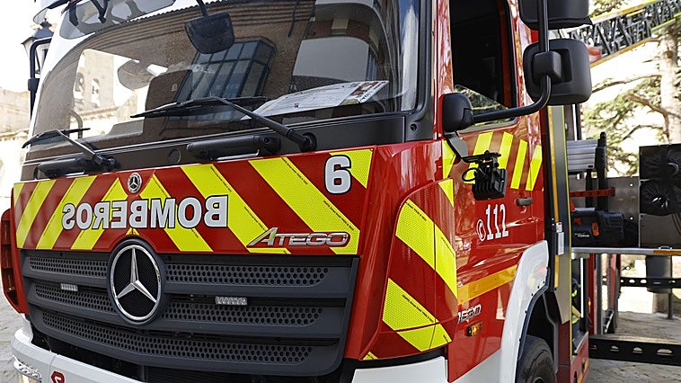 Los bomberos rescatan a una niña de un año encerrada en un coche en Palencia