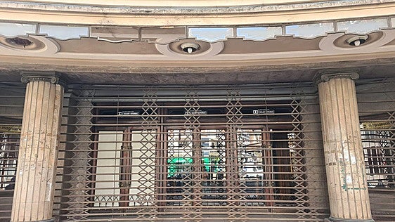 Cultura niega a Leonoticias el acceso al Teatro Emperador por «razones de seguridad» y permite entrar a políticos, influencers y congresistas
