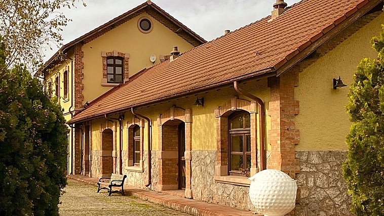 ¿Qué ayudas existen para transformar una nave agrícola de un pueblo en la vivienda habitual?