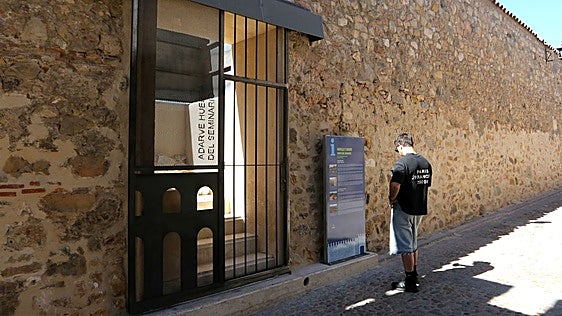 La 'eco rehabilitación' del adarve de la muralla en el entorno del Postigo afronta su recta final
