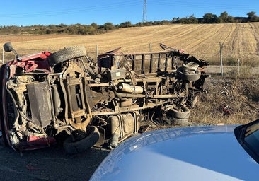 Camión grúa siniestrado por el impacto del vehículo de mercancías, ayer en la A-67 en Palencia.
