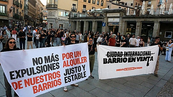 Unas doscientas personas protestan contra los desahucios y en apoyo de Maricarmen