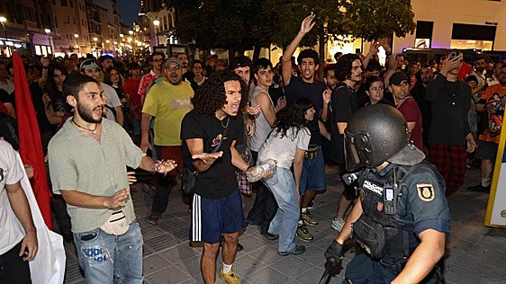 Un momento de la carga policial en la manifestación contra el desahucio de Maricarmen este viernes en Valladolid.
