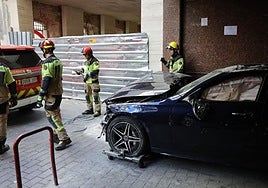Los bomberos de Valladolid remolcan al exterior el vehículo accidentado en un garaje del centro de la ciudad.