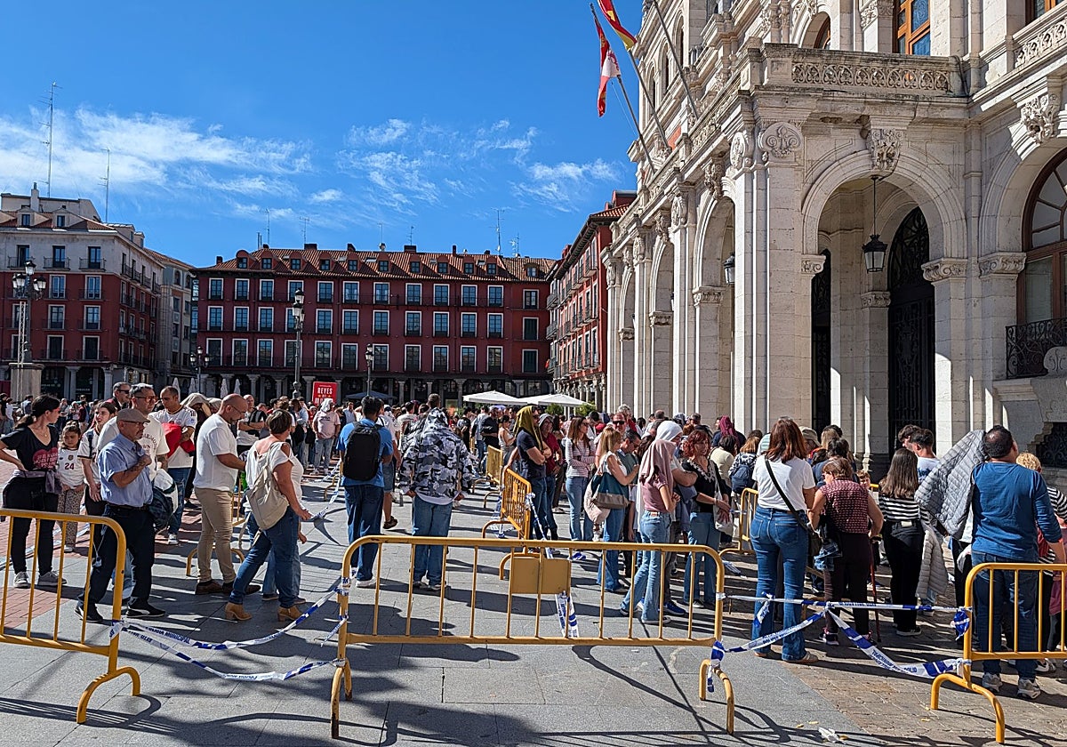 Largas colas para fotografiarse junto a la Copa del Mundo en Valladolid, con más de 3.700 visitantes hasta el mediodía | El Norte de Castilla