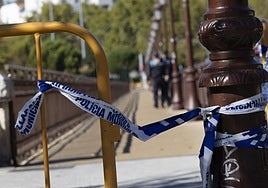 Acera del Puente Mayor cortada ayer.