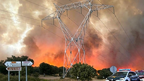 El incendio de Fermoselle se atrinchera en el cañón de los Arribes del Duero y se complica el de Veguellina