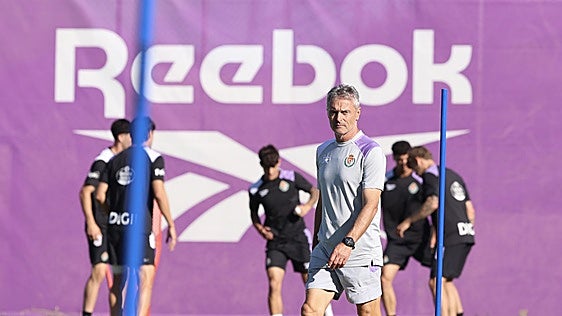 Escribá busca a su Real Valladolid: seis jornadas, seis onces y 26 jugadores utilizados