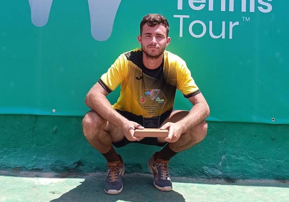 Mario González posa con el trofeo de ganador.