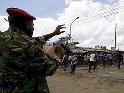 Las fuerzas policiales reprimen los disturbios provocados por un grupo de  manifestantes opositores en Kenia. /EFE