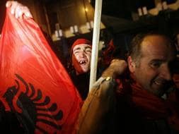 Los kosovares se han echado a las calles para celebrar la inminente declaración de independencia. /REUTERS